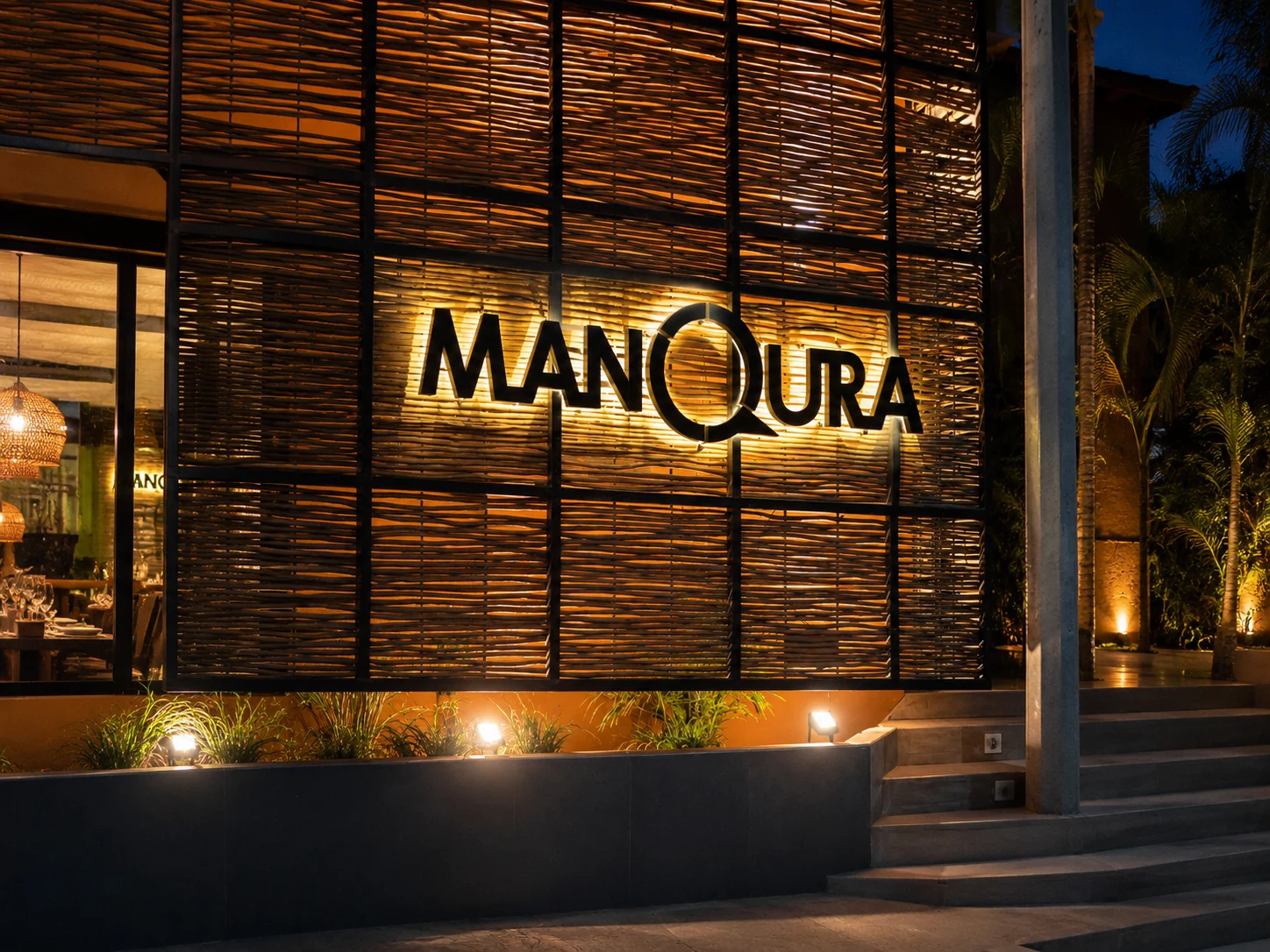 Fachada nocturna de ManQura Restobar en Máncora