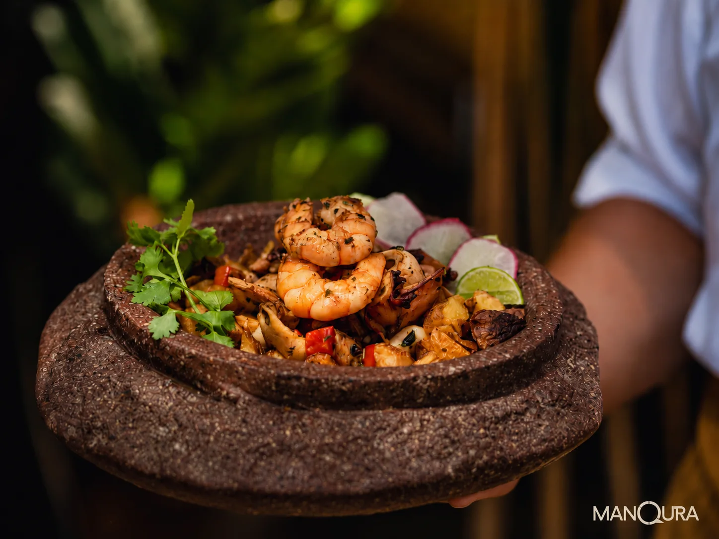 Mariscos a la piedra de ManQura Restobar en Máncora