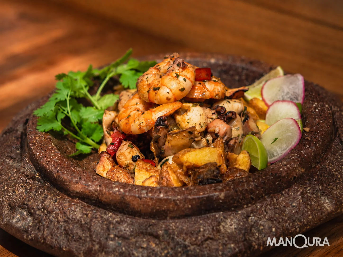 Langostinos, pulpo y calamar en mariscos a la piedra de ManQura
