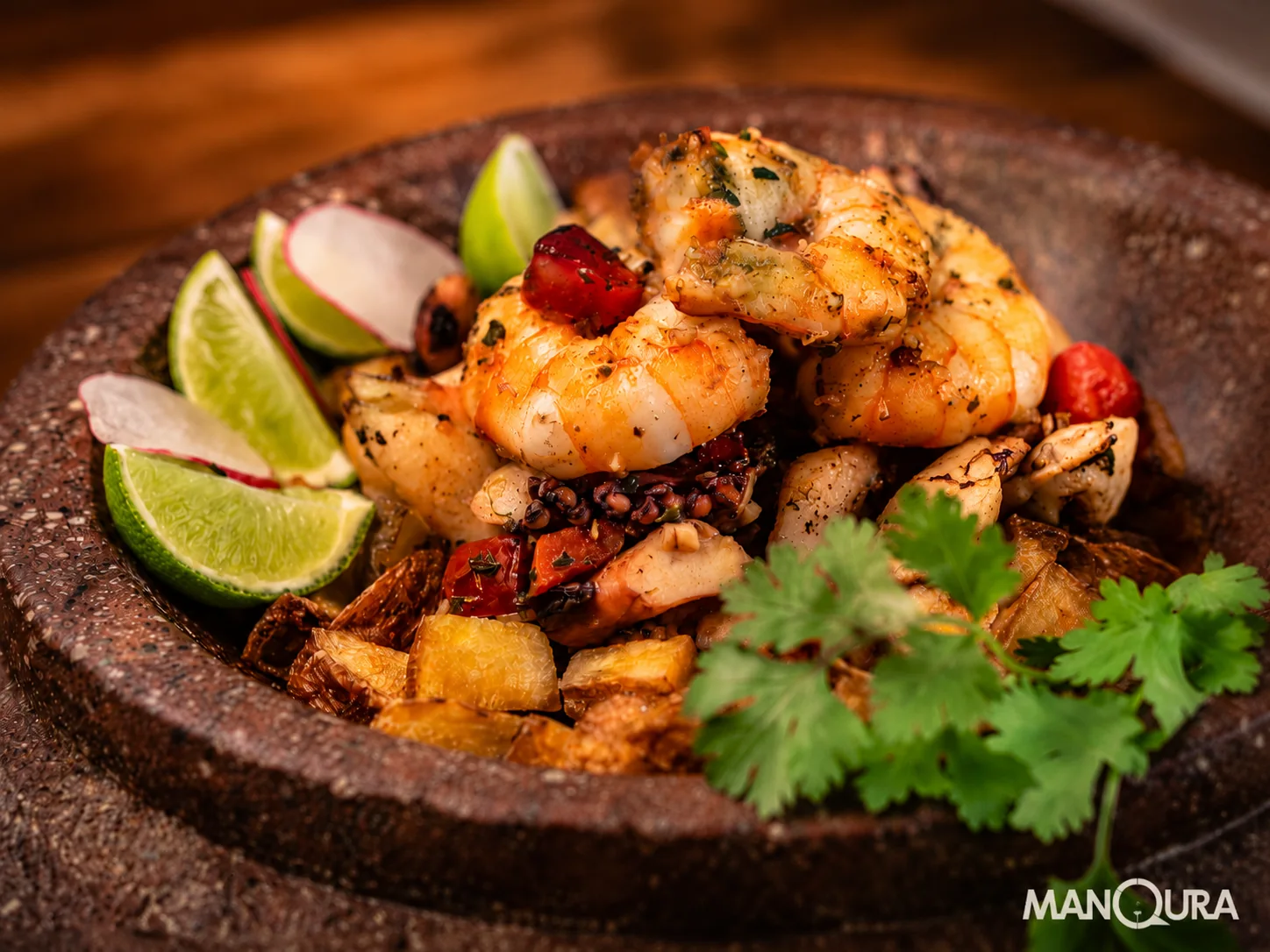 Mariscos a la piedra con papas cóctel crocantes en ManQura
