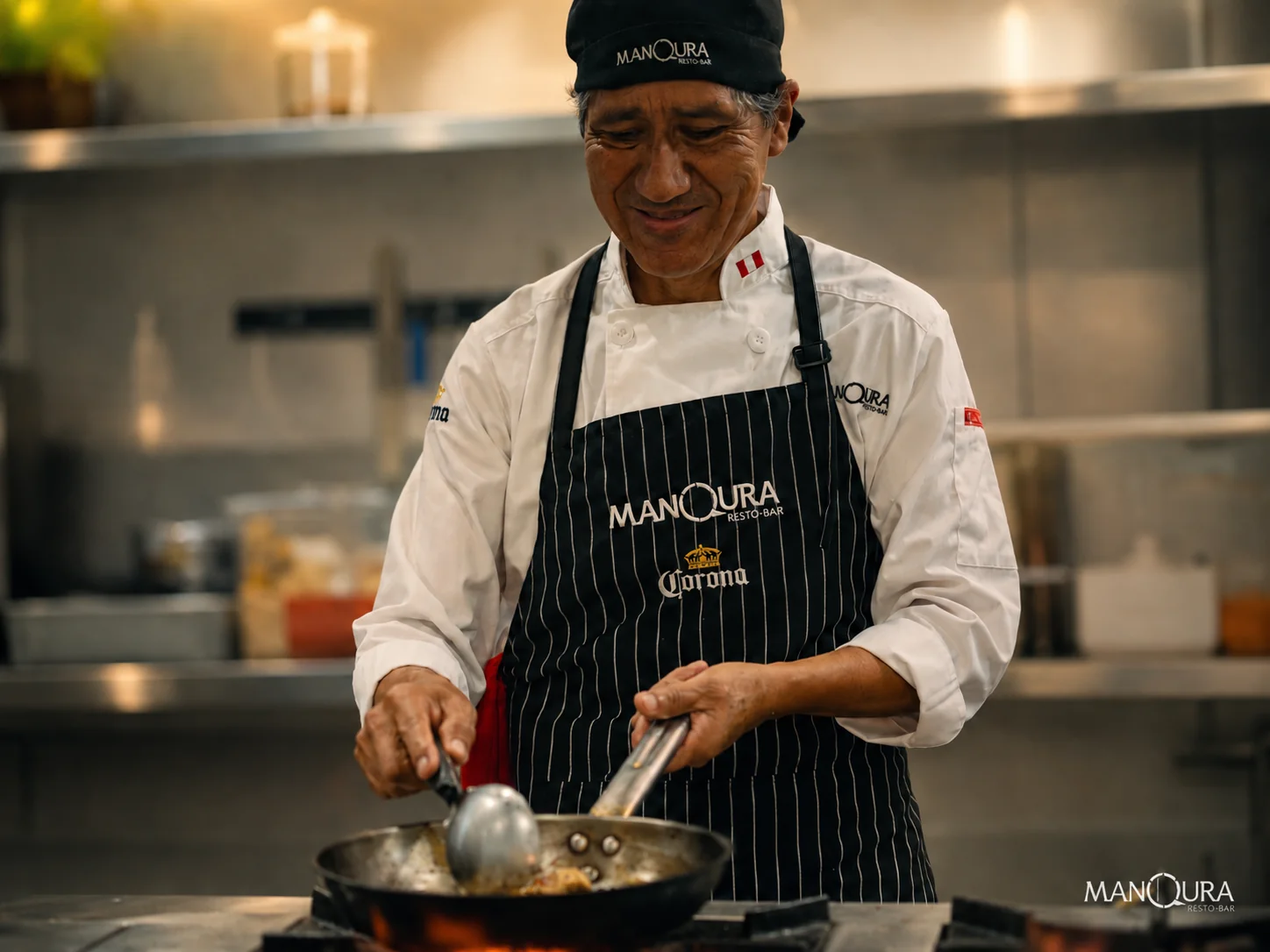 Chef de ManQura preparando mariscos a la piedra en Máncora